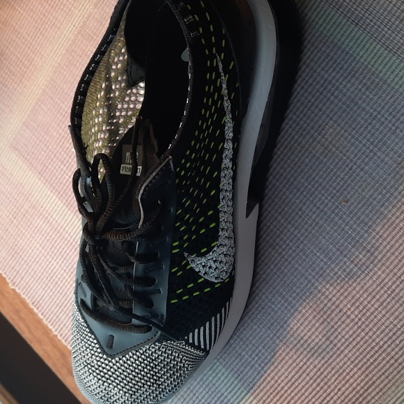NIKE Flynit Sneakers - Picture 3 of 8